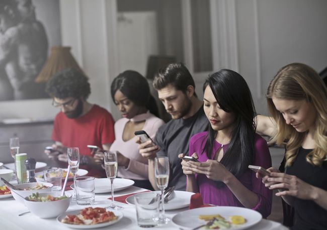 El uso del smartphone en la mesa está reñido con la felicidad