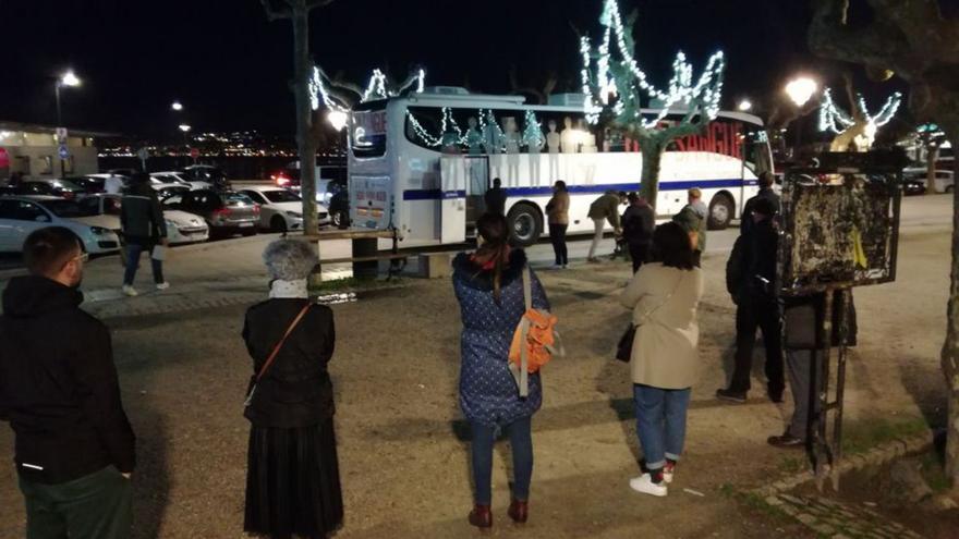 Cola de personas para donar, a última hora ayer en Cangas.