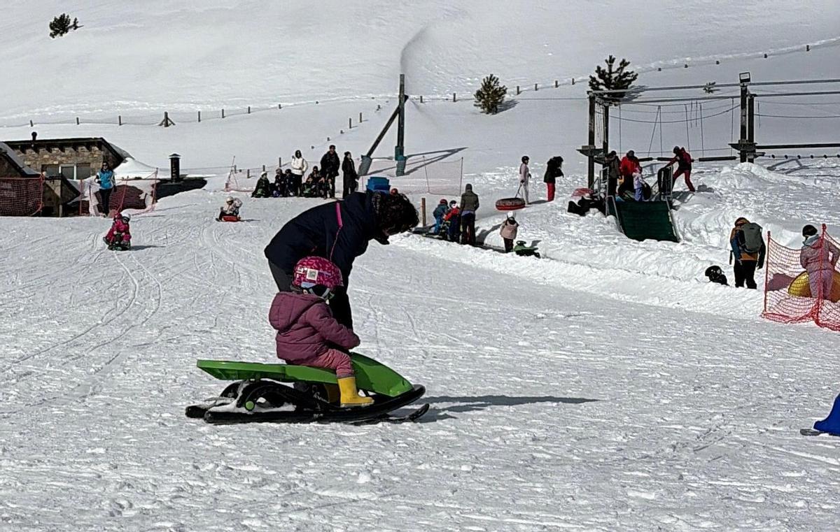 Actividades en la nieve en la estación de esquí de Núria.