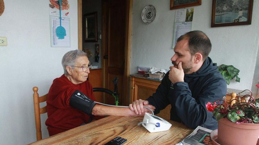 Enfermeros a domicilio: información y ayuda para pacientes y cuidadoras en el rural gallego