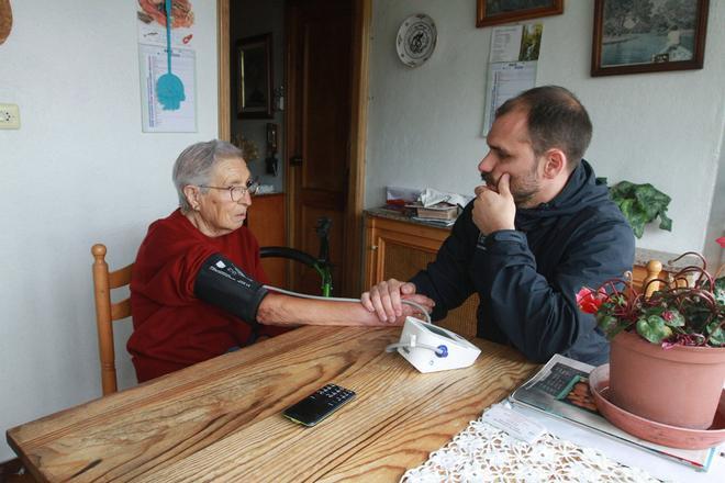 Enfermeros a domicilio: información y ayuda para pacientes y cuidadoras en el rural gallego