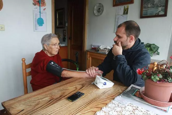 Enfermeros a domicilio: información y ayuda para pacientes y cuidadoras en el rural gallego