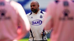 Manolo González, en un entrenamiento del Espanyol en el RCDE Stadium.