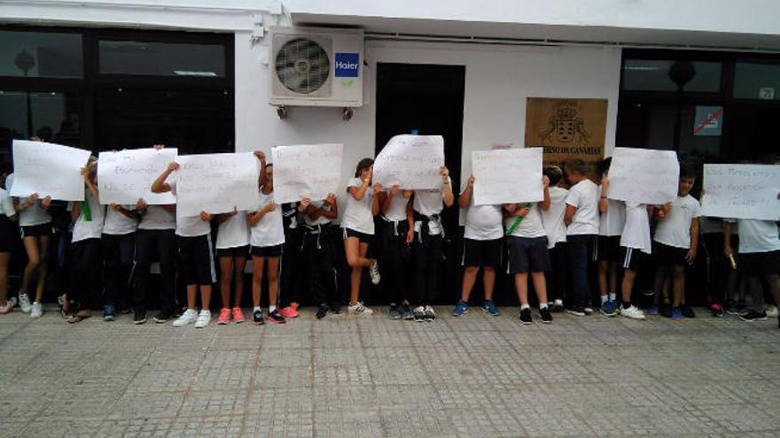 Los alumnos del colegio de Teguise protestan con carteles, ayer.