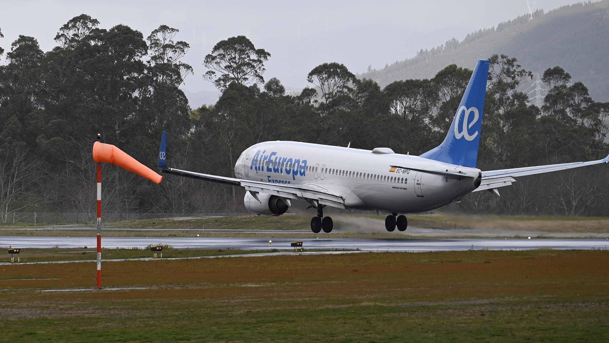Un avión de Air Europa toma tierra en el aeropuerto de Vigo en una imagen de este mes de marzo