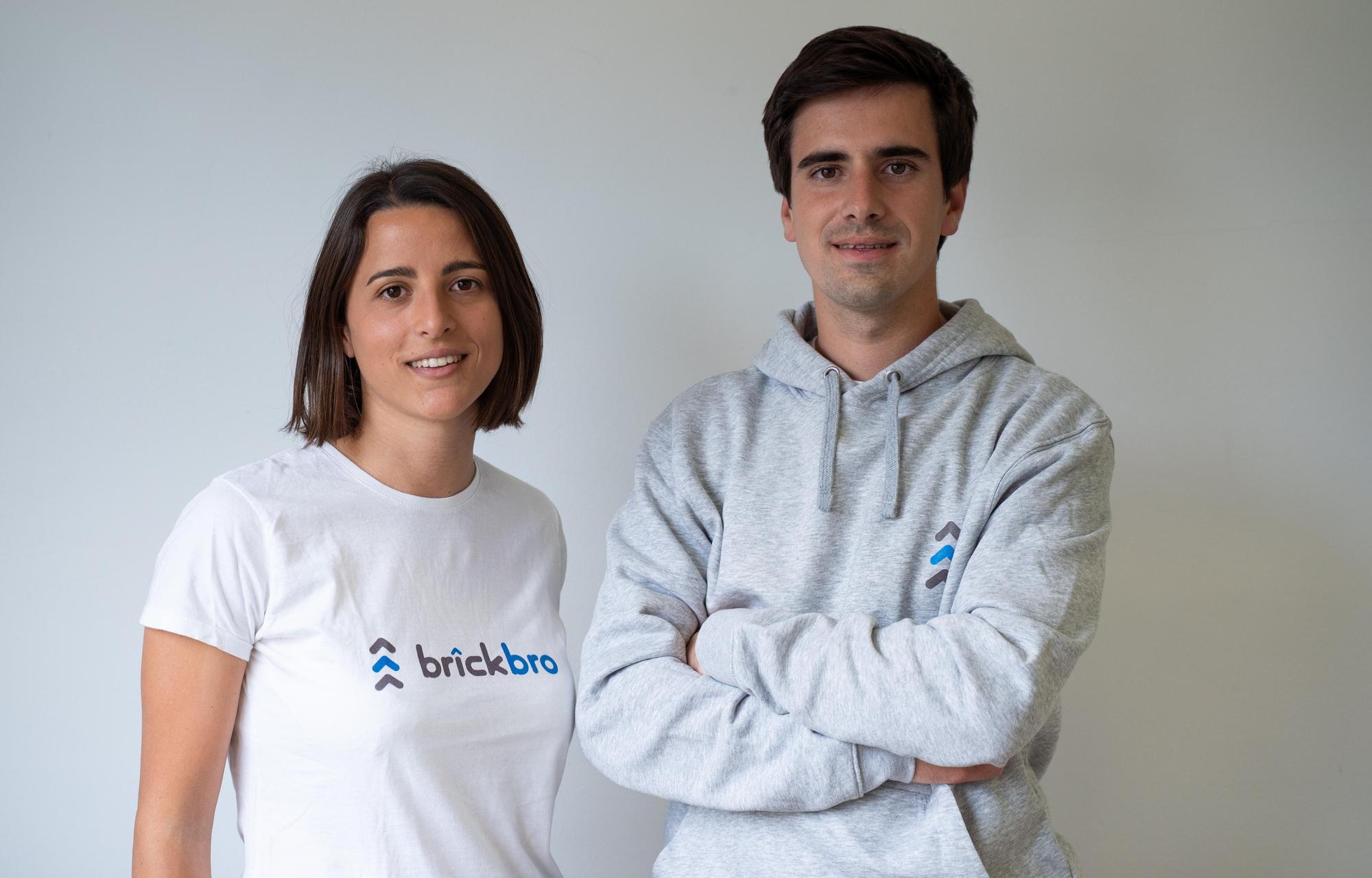 Guillermo Preckler y Carolina Santa Cruz, fundadores de la plataforma inmobiliaria Brickbro.