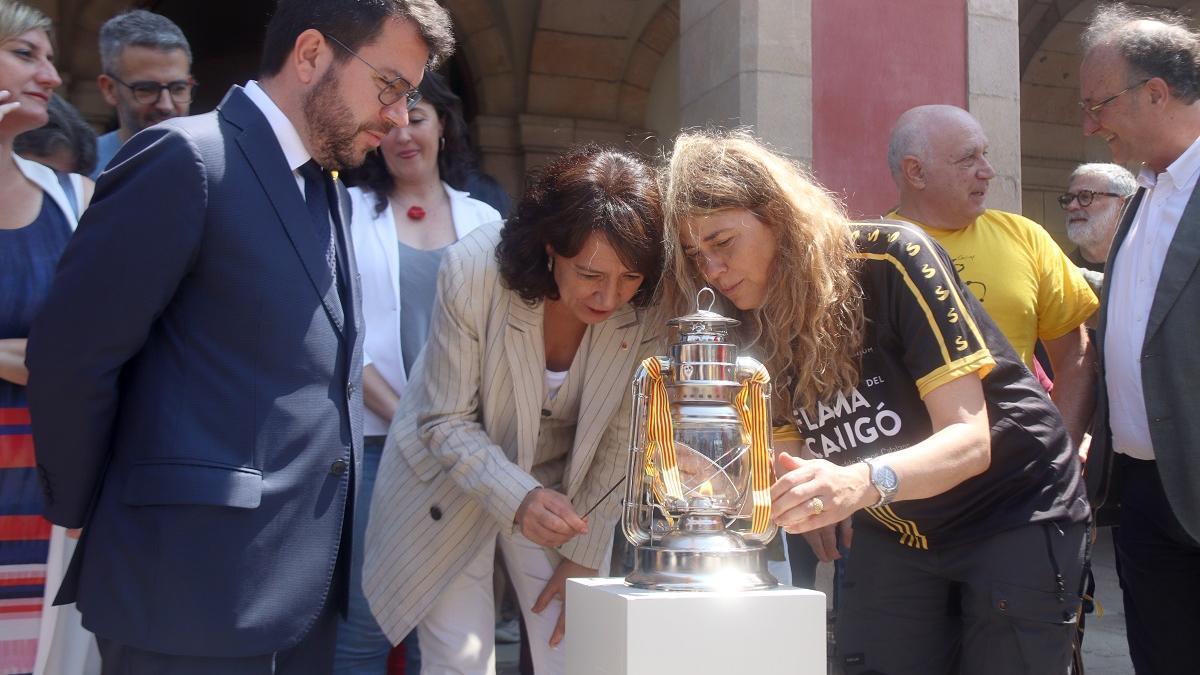 El 'president' de la Generalitat, Pere Aragonès, y la presidenta del Parlament, Anna Erra, en la recepción de la Flama del Canigó