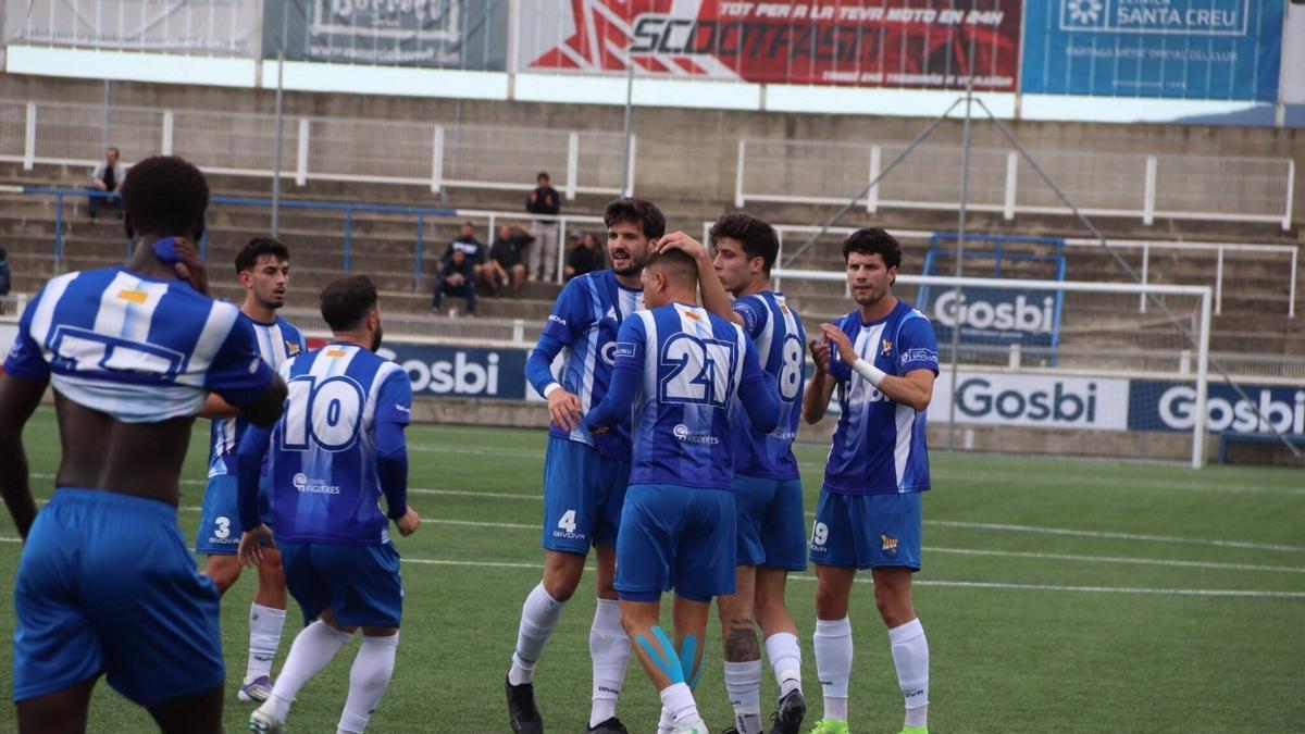 El Figueres celebrava el gol de falta que certificava la permanència.