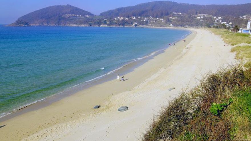 Olvídate de Riazor: esta es la playa con el agua más caliente de Galicia (y está casi vacía)