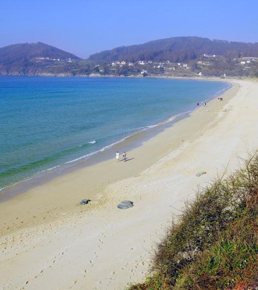 Olvídate de Riazor: esta es la playa con el agua más caliente de Galicia (y está casi vacía)