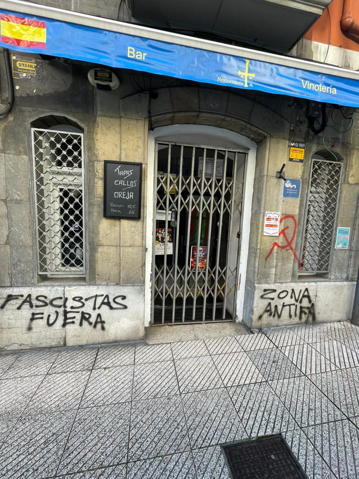 Las pintadas realizadas en la fachada del bar.