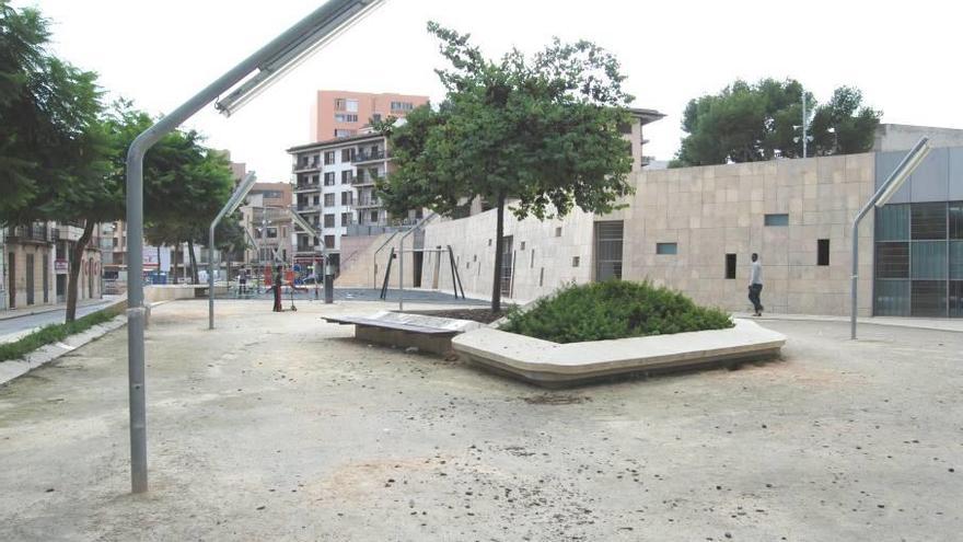 Un peatón circula por la plaza de Mallorca de Inca, que pronto será remodelada de nuevo.