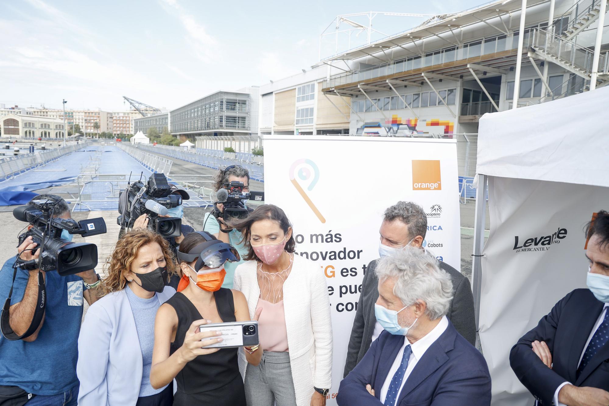 La ministra Reyes Maroto, visita la carpa de Orange y Levante-EMV, para experimentar el proyecto 5G y Turismo