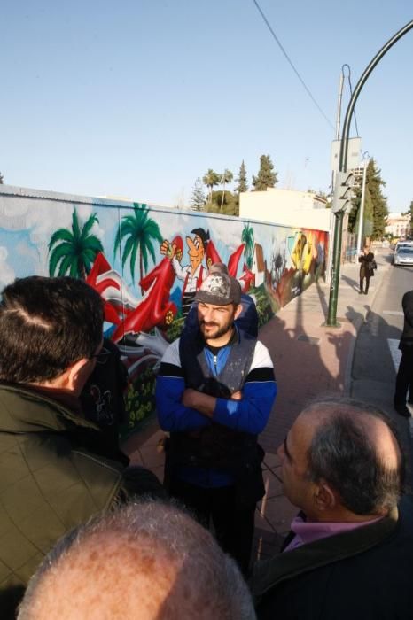 Nuevo mural decorado con motivos relacionados con la huerta en una pared exterior del hotel Nelva