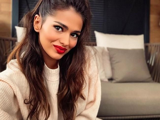 El 'selfie' de Sara Sálamo con labios rojos y jersey blanco