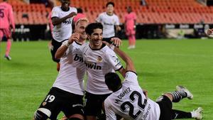 zentauroepp55813165 valencia s spanish midfielder carlos soler  c  celebrates wi201108223924