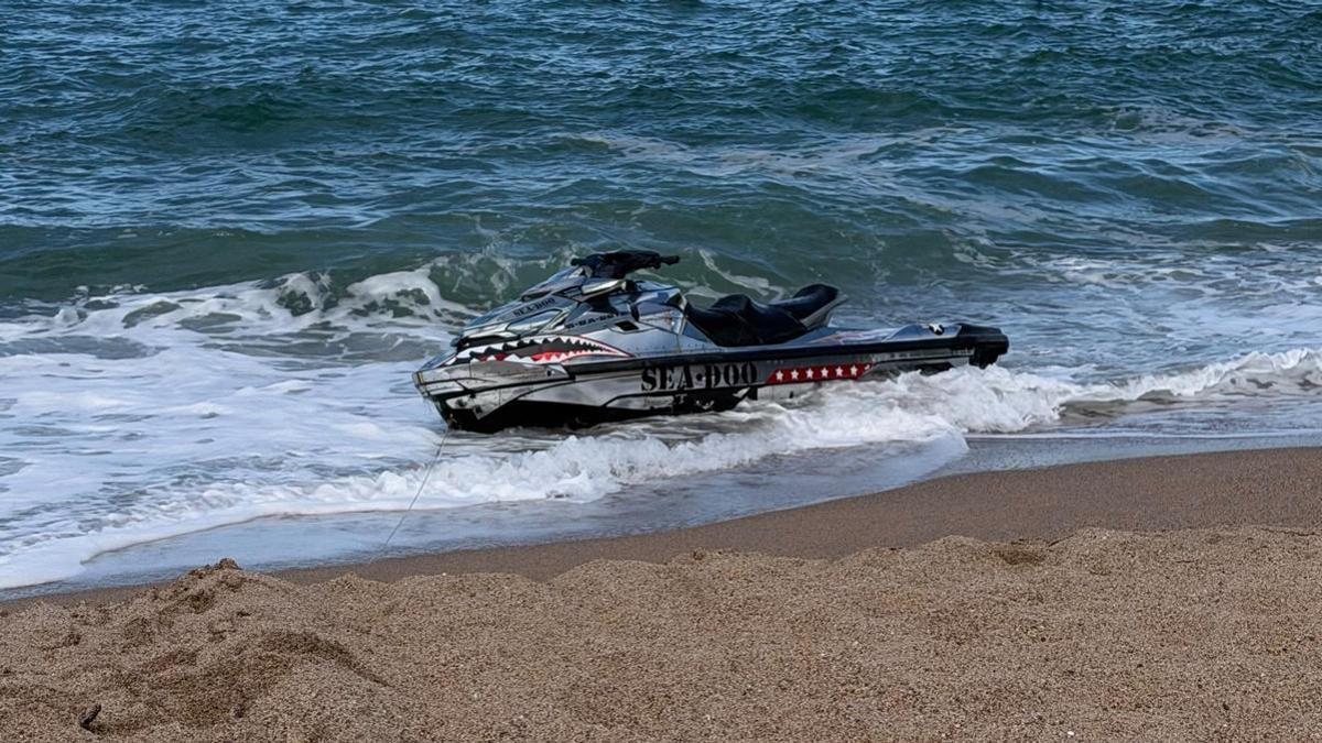 La moto d'aigua que portava el jove desaparegut a Roses i que han trobat a la platja de Pals.