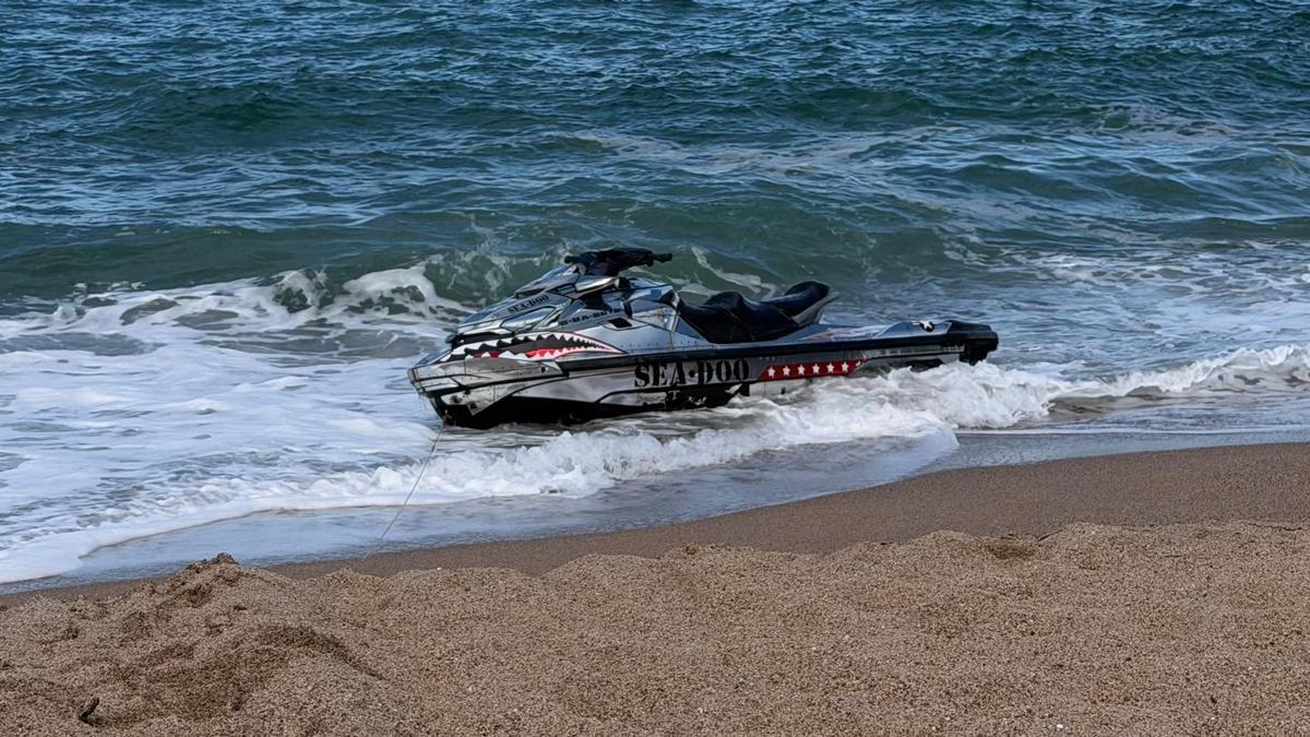 La moto d'aigua que portava el jove desaparegut a Roses i que han trobat a la platja de Pals.