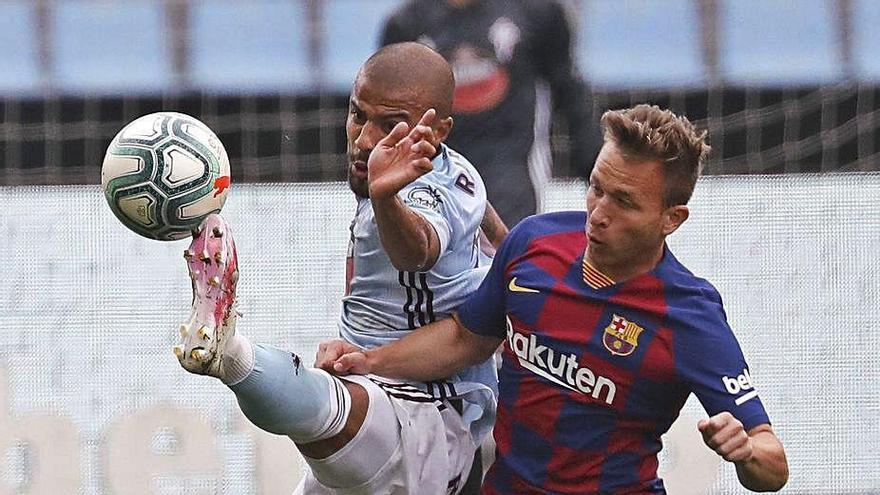 Rafinha controla un balón ante el azulgrana Arthur.