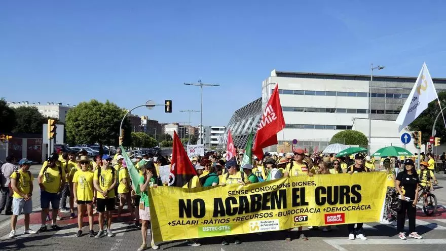Cientos de docentes vuelven a salir a la calle en Lleida durante una nueva jornada de huelga en Catalunya