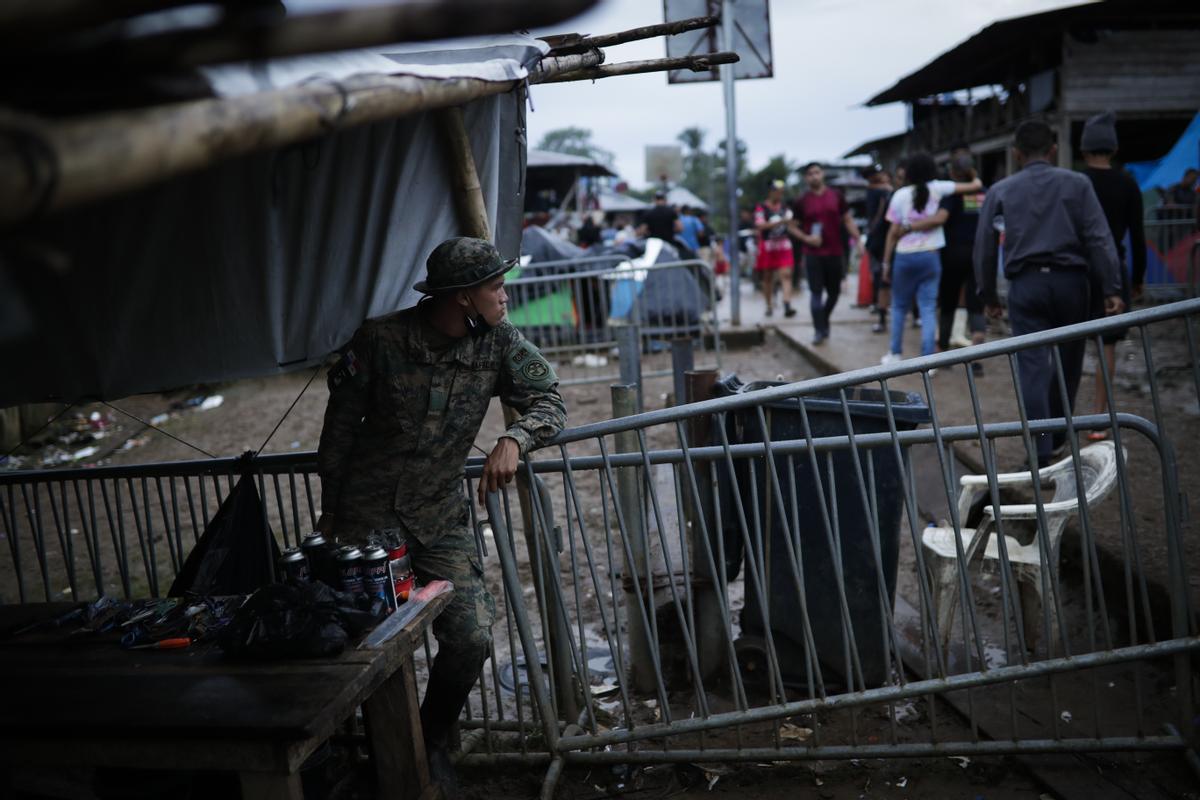 Miles de inmigrantes venezolanos varados en selva de Panamá por cierre terrestre en EE.UU