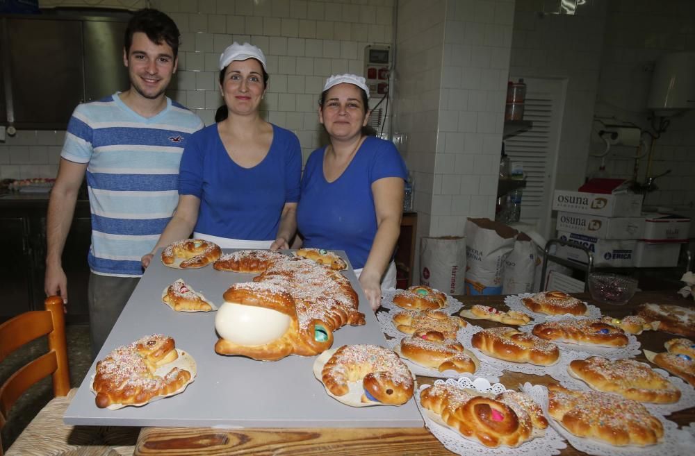 Forn de Manuela. Primer premio de monas y segundo de torta de pasas y nueces.