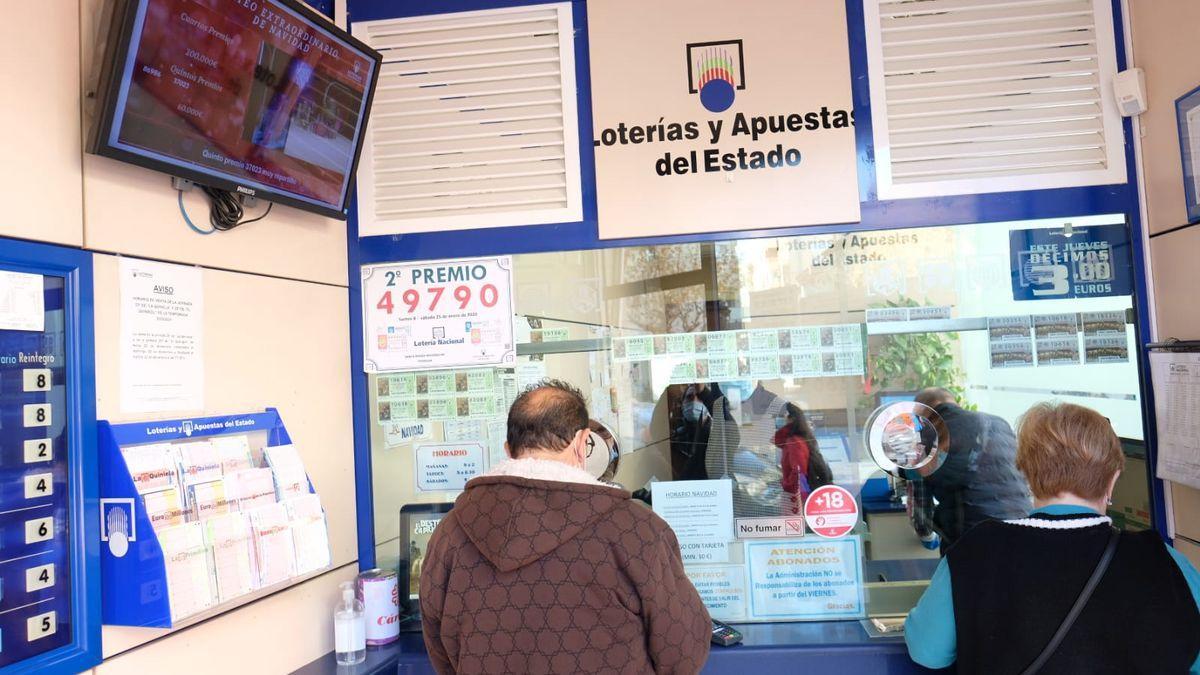 Los clientes comprando esta mañana décimos del sorteo del Niño en la Administración Número 1 de Novelda. ÁXEL ÁLVAREZ