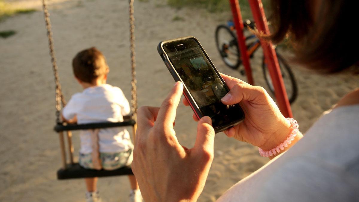 Abuso de móviles por parte de los padres delante de los niños.