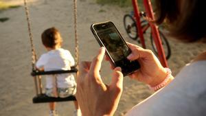 Abús de mòbils per part dels pares davant dels nens.