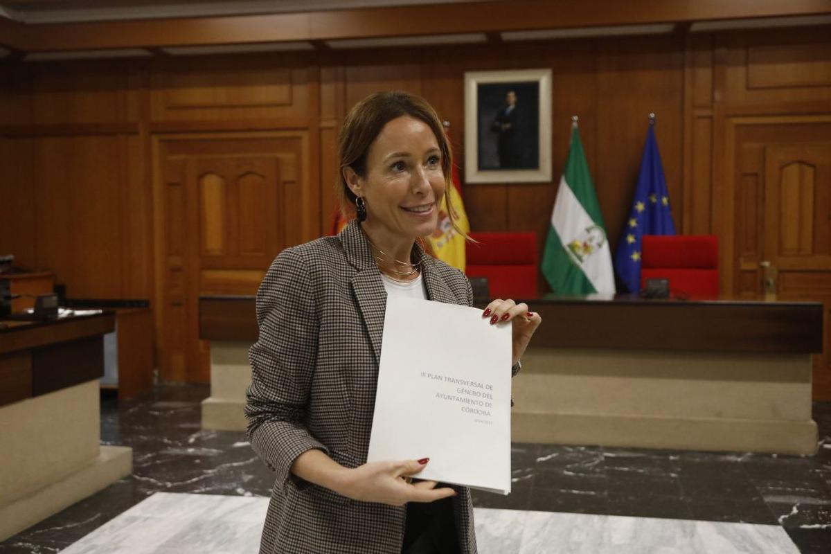 La delegada de Igualdad, Marián Aguilar, con el documento del tercer plan de género.