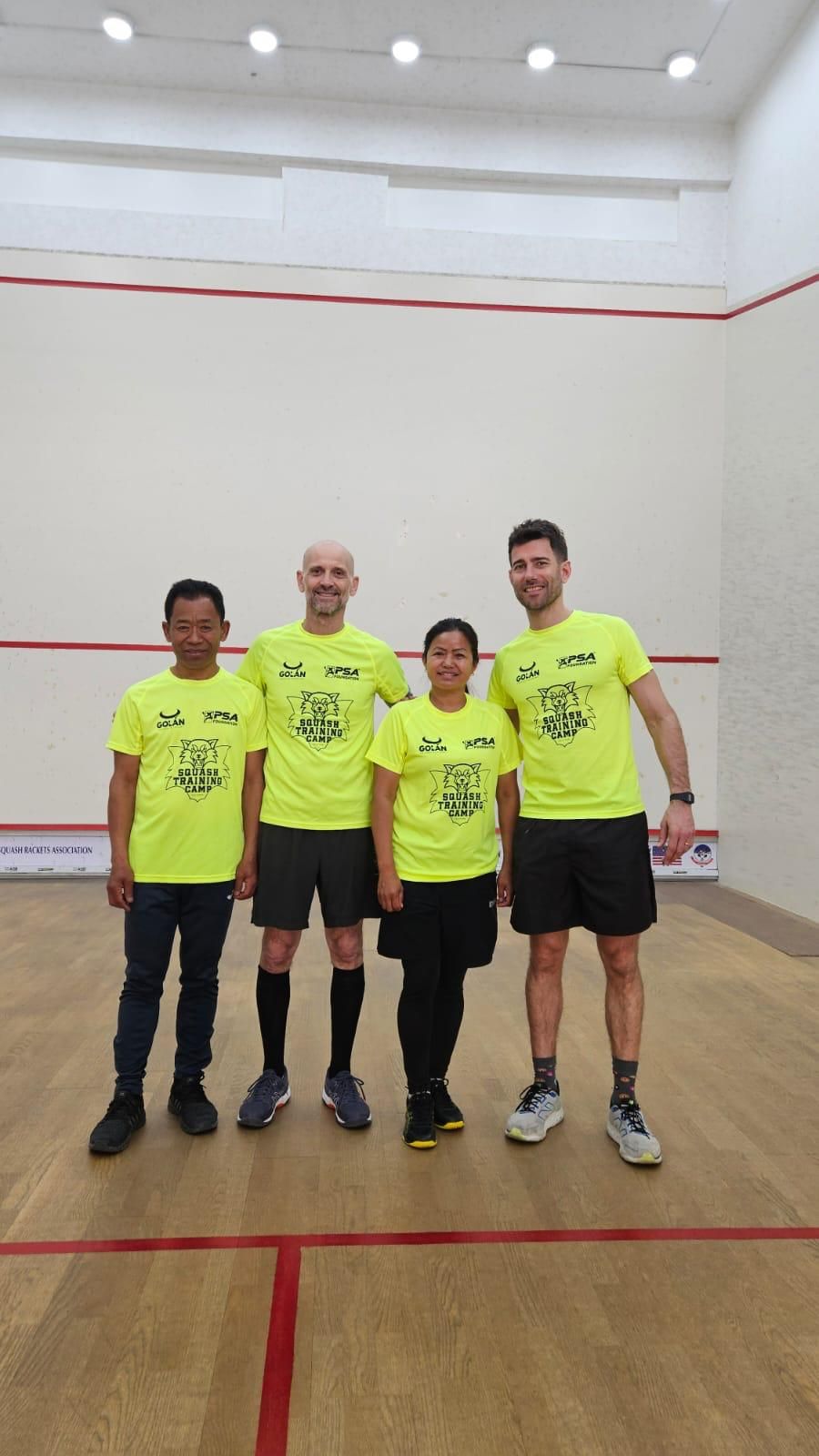 Borja Golán en Katmandú, donde está impartiendo clases de squash a jóvenes con pocos recursos de la mano de SOS Nepal