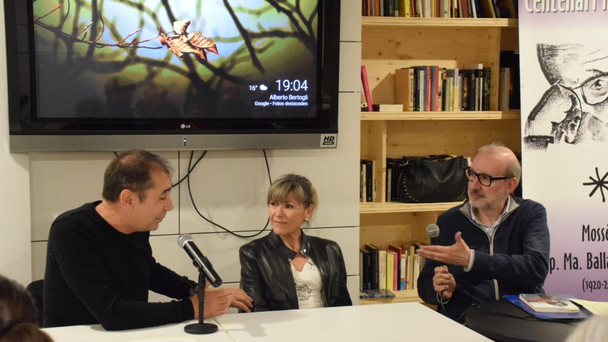 Carles Solà, Mari Pau Huguet i Antoni Bassas en l&#039;acte de la llibreria Sense Paraules, a Berga