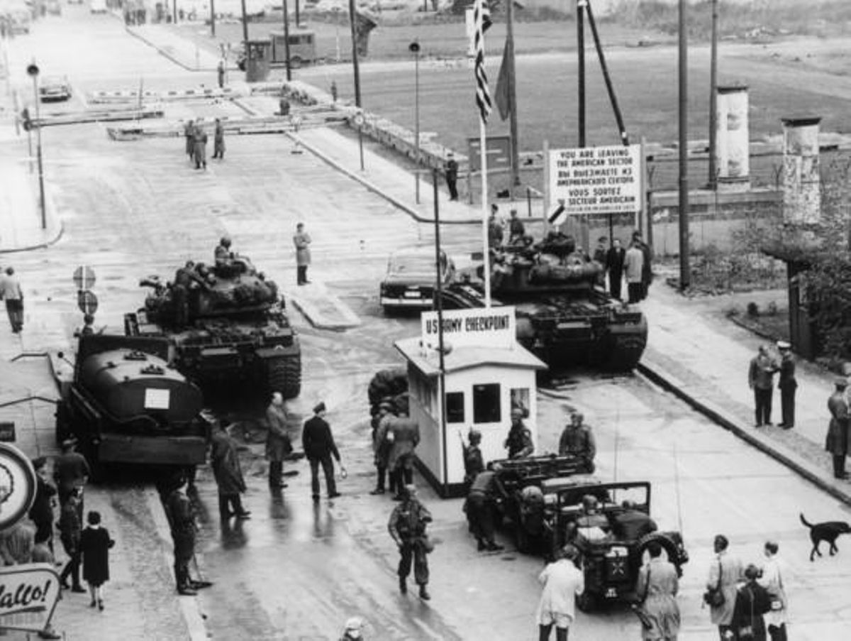 Primera instal·lació del punt de control conegut com a Checkpoint Charlie.