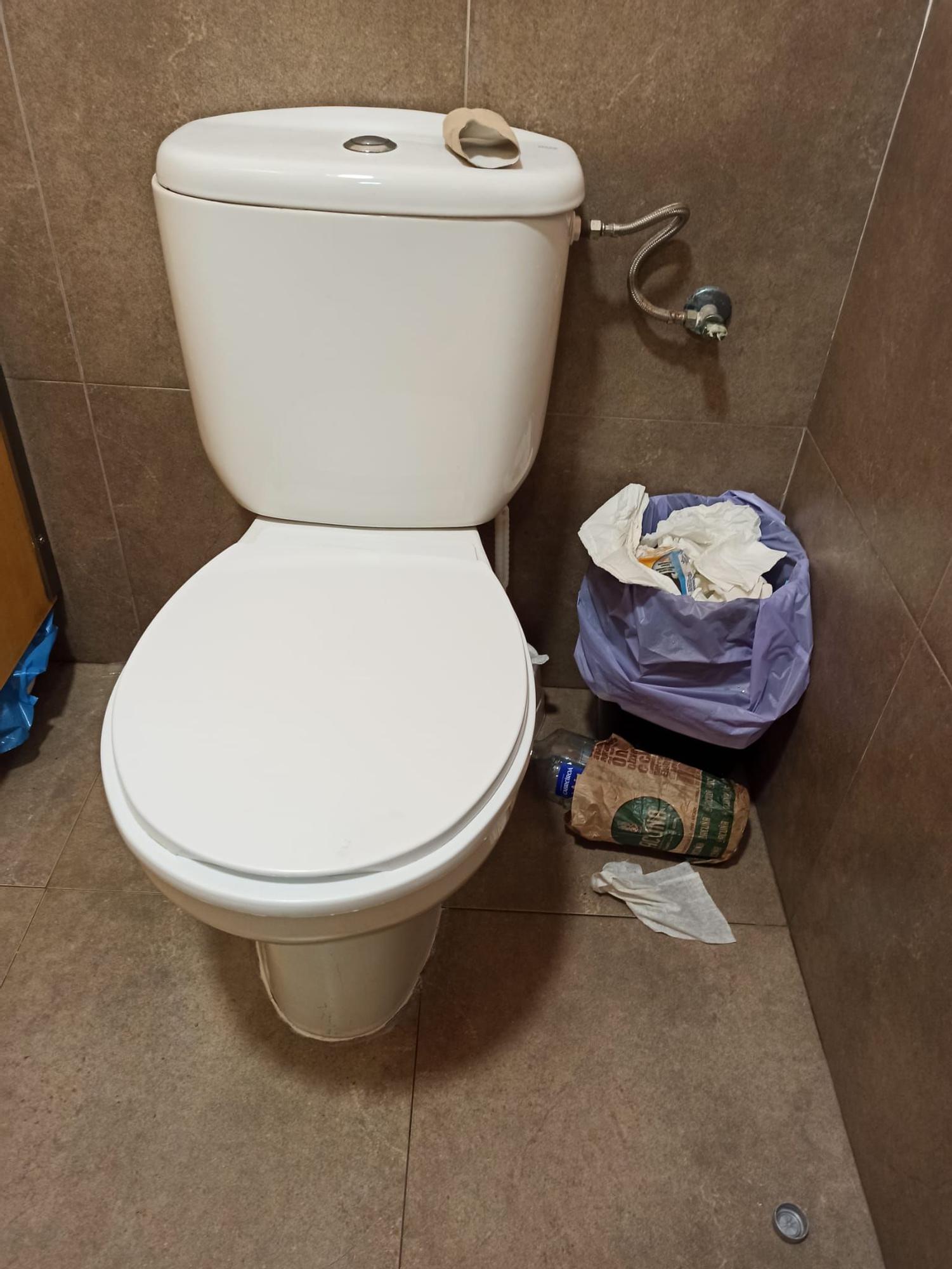 Los usuarios denuncian que los baños no se limpian ni se recogen.