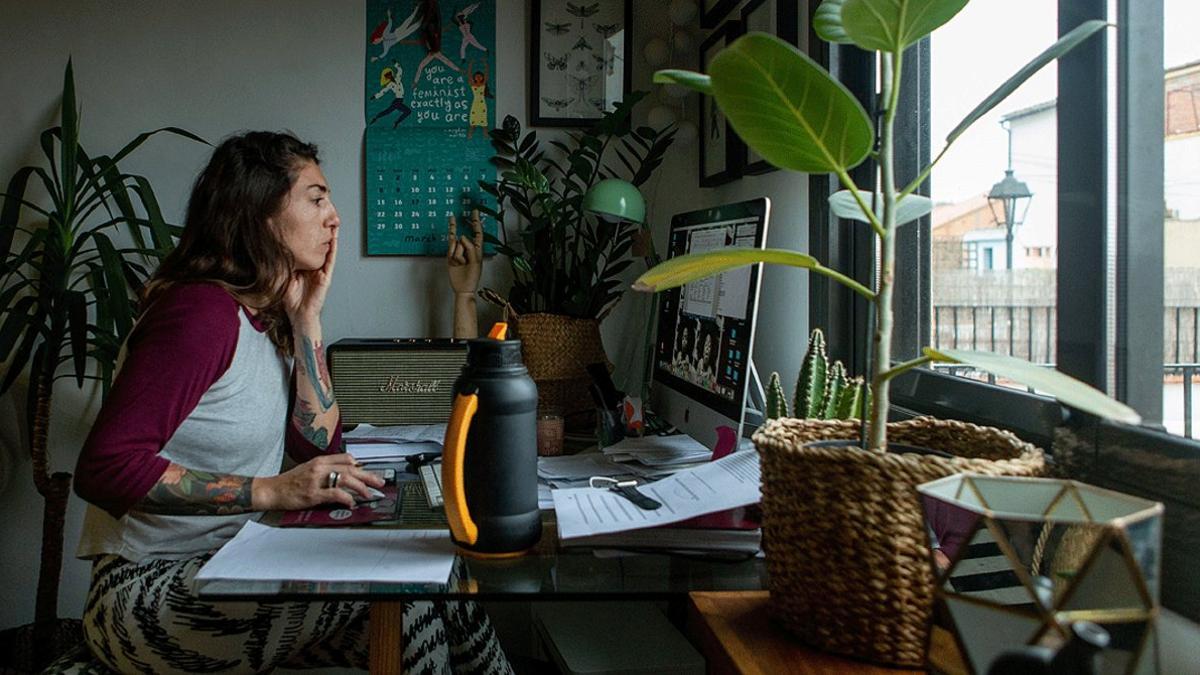 Una mujer teletrabaja desde su casa el lunes 16 de marzo,  primer día laboral de aplicación del decreto de alarma