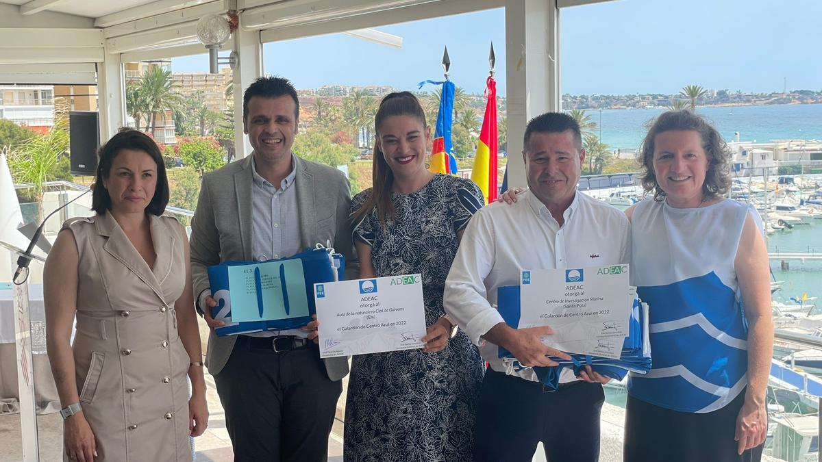 El edil de Turismo de Elche, segundo por la izquierda, en la entrega hoy de las banderas azules