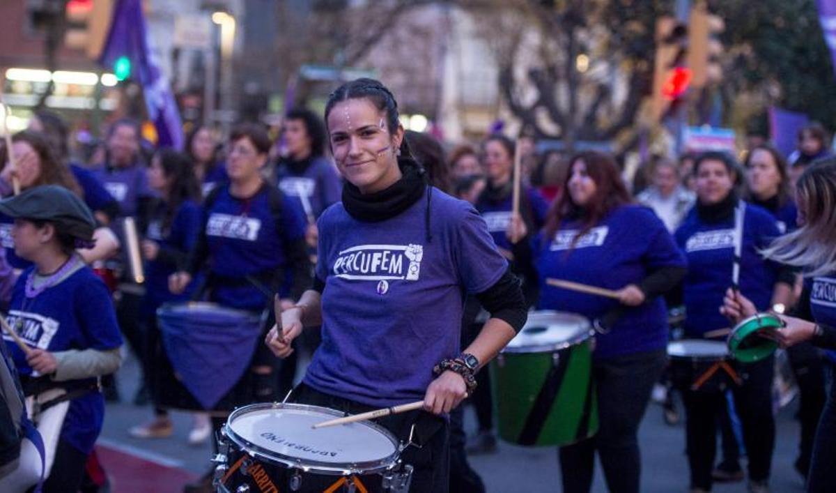 Una representante de 'Percufem' durante la marcha feminista