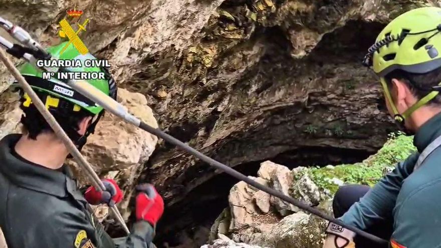 Mörsergranaten in Höhle entdeckt: Riskanter Einsatz der Guardia Civil im Video