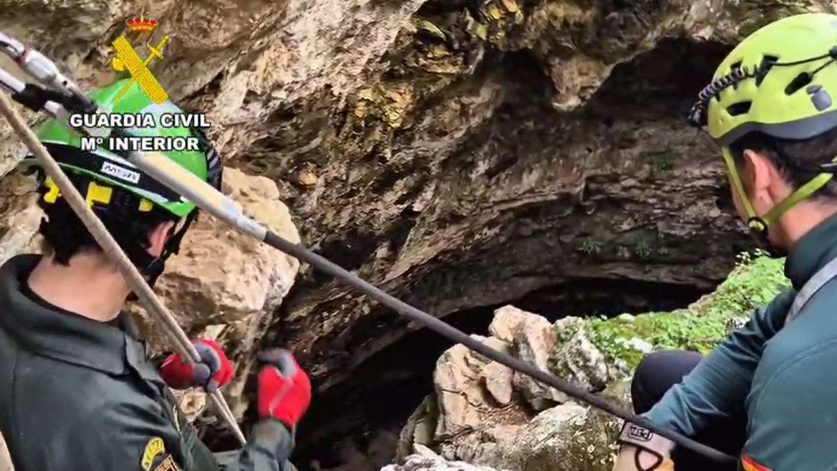 Beamte der Guardia Civil am Eingang der Höhle, in der die Mörsergranaten entdeckt wurden.