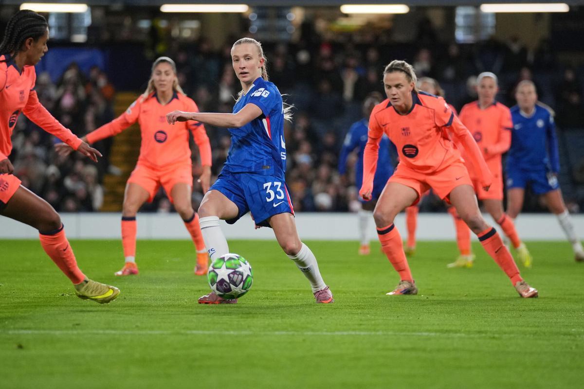 Agnes Beever-Jones, entre jugadoras del Barça