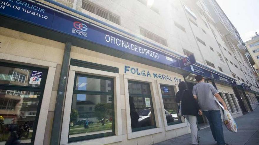 Dos viandantes pasan por delante de una oficina de empleo coruñesa.