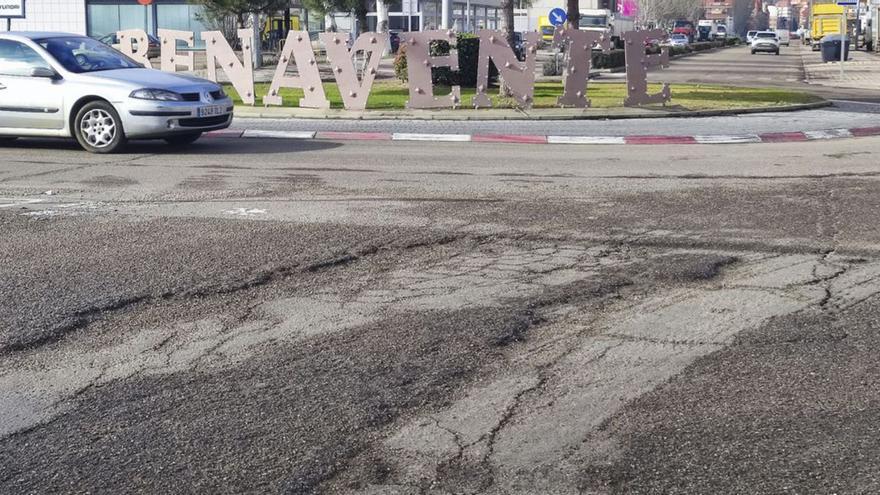 Las rotondas de los baches en Benavente: su reparación, «en el aire»