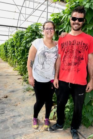 Dos jóvenes agricultores que cultivan, procesan y