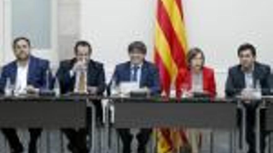 Junqueras, Elena, Puigdemont, Forcadell i Pisarello, abans de l&#039;inici de la reunió.