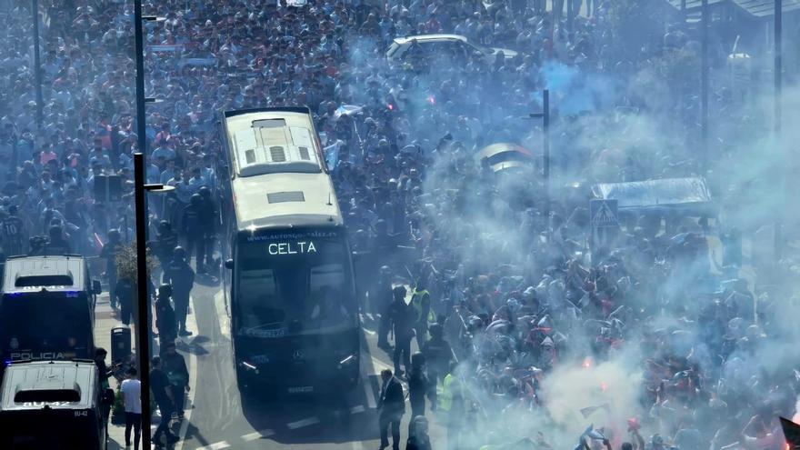 La afición celeste llena las inmediaciones de Balaídos para recibir al equipo