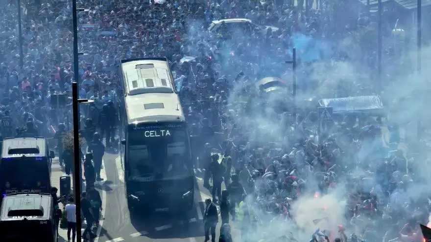 La afición celeste llena las inmediaciones de Balaídos para recibir al equipo