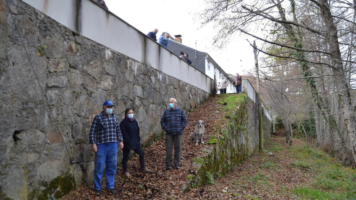 Muro y paseo junto al río Tera.