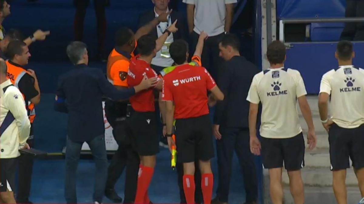 Quintero González señala al hincha que le lanzó un vaso este jueves en el RCDE Stadium.