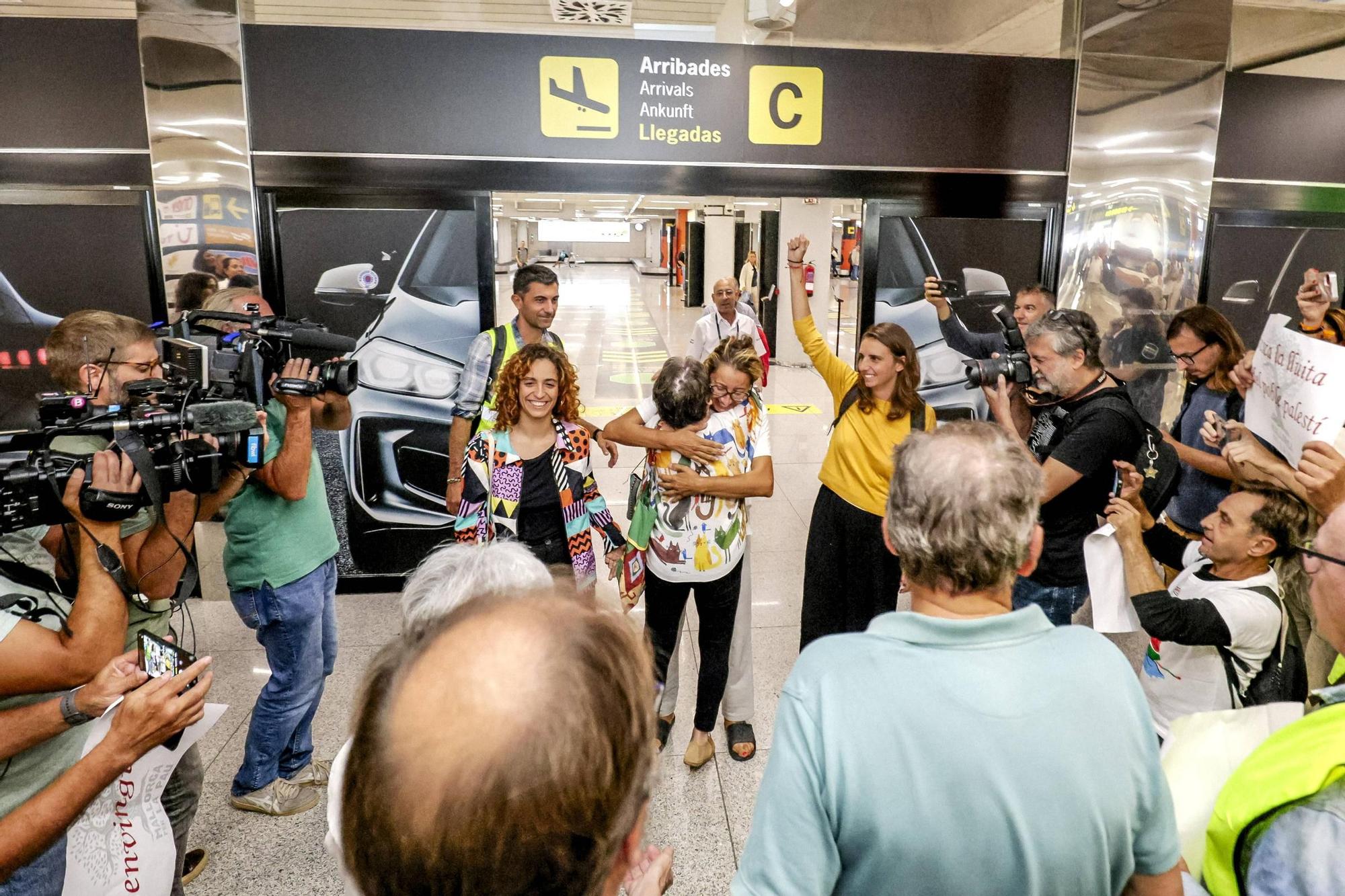 La llegada de Reyes Rigo, Lucía Muñoz y Alejandra Martínez al Aeropuerto de Palma en imágenes