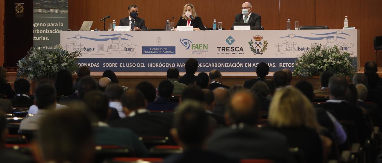 Por la izquierda, Francisco Carro, Belarmina Díaz y Francisco Javier Iglesias, director de la Escuela de Minas.